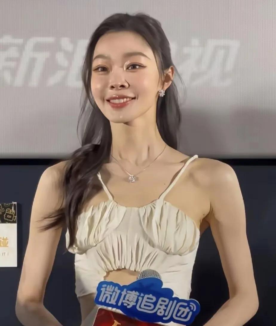 宋轶真是瘦得惊人啊！人家是“横看成岭侧成峰”，她倒好，怎么看都是一马平川的平