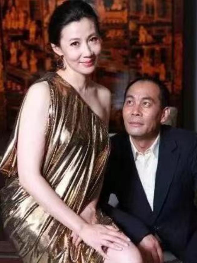 当年，张光北和陈炜筹备婚礼，到西单商场买项链，刚好老板是同学李成儒，张光北发现钱