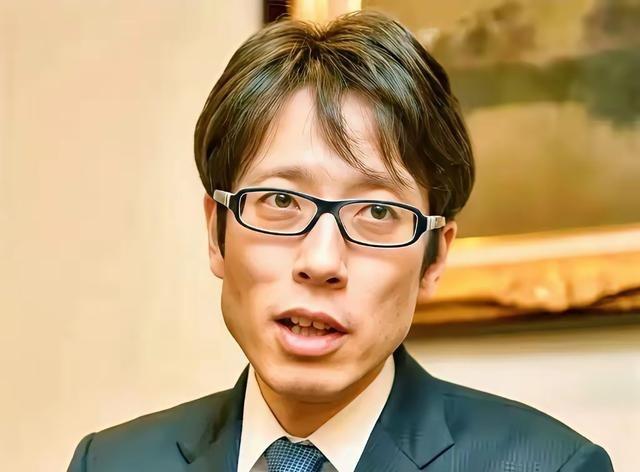 日本工学馆大学教授、作家竹田恒泰发表了一番让人大跌眼镜的言论。他不仅声称法国是彻