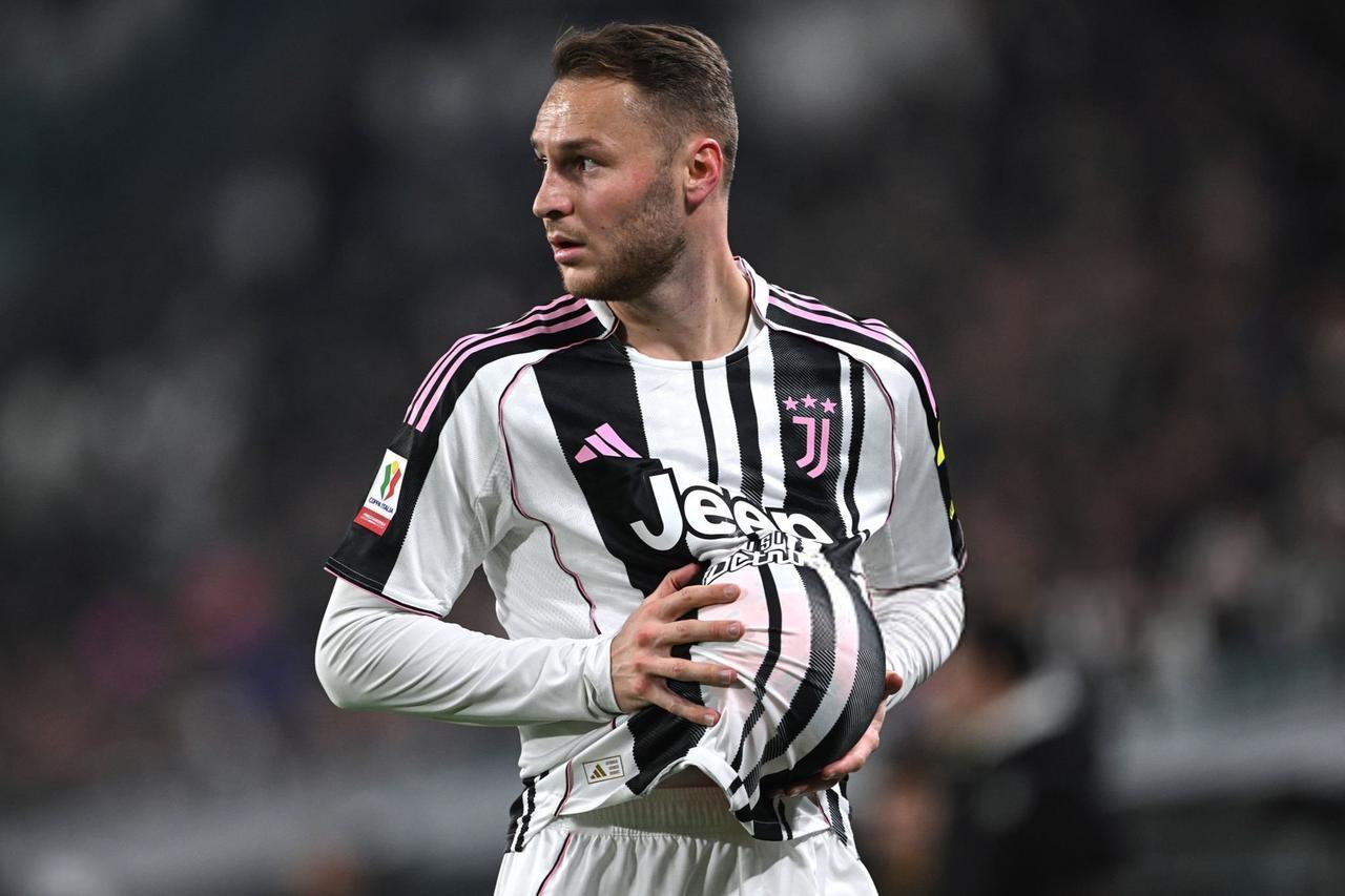 与乌迪内斯的意大利杯比赛，库普梅纳斯重回中场位置。在斯帕莱蒂的计划中，这位荷兰球