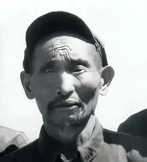 1952年大凉山深处，解放军从奴隶主手中解救出一名双眼溃烂的汉人。战士们