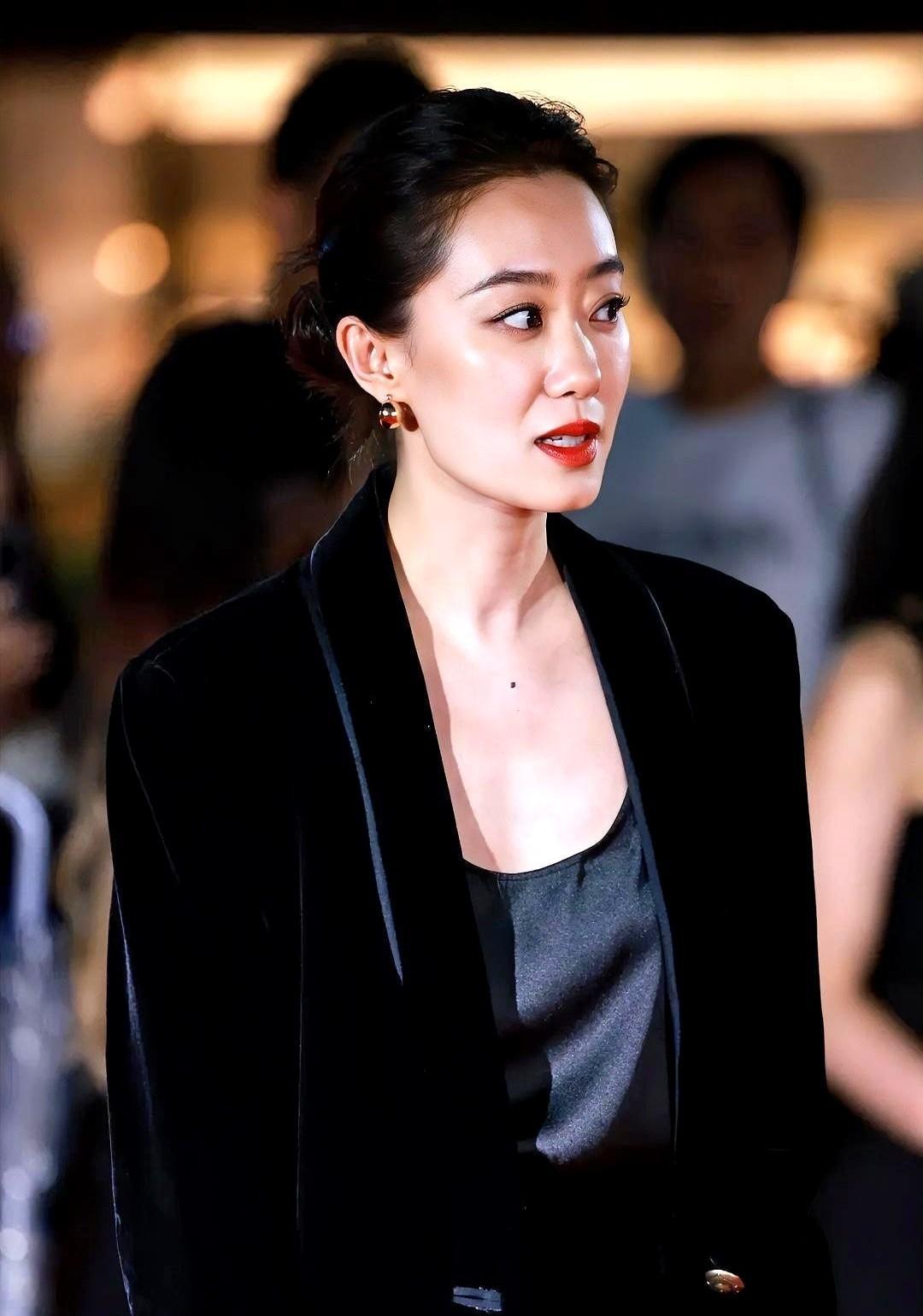 她不结婚，不生娃，拍了一部剧，让全网闭嘴了。张小斐没开口解释自己为啥不生，但她