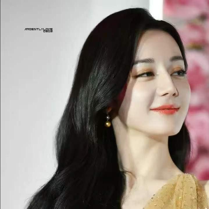 迪丽热巴，公开道歉！3月3日凌晨消息，迪丽热巴因中东局势突变，被困迪拜超24