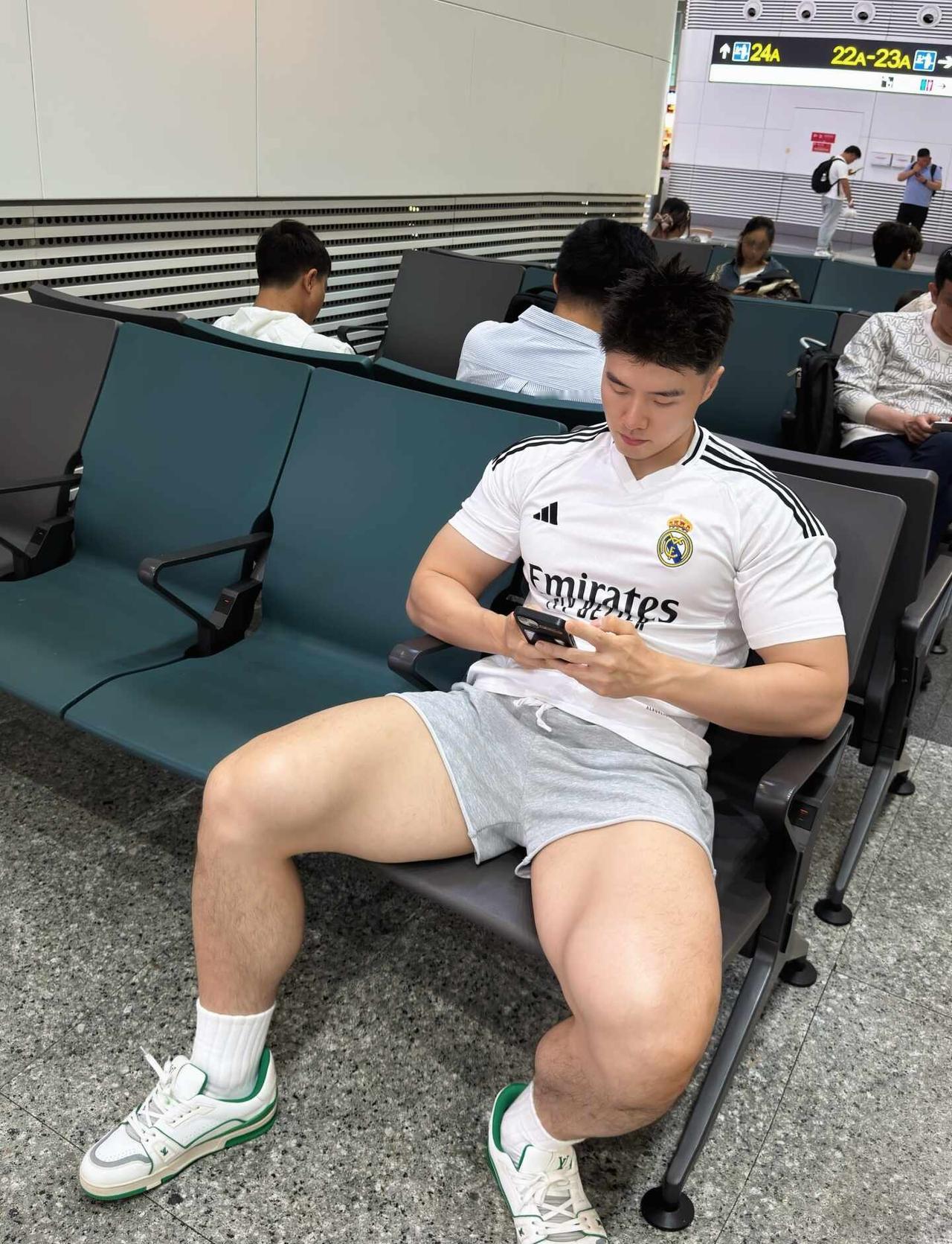 高铁站发现的强壮男人强壮的男人地铁上的年轻人强壮的身体