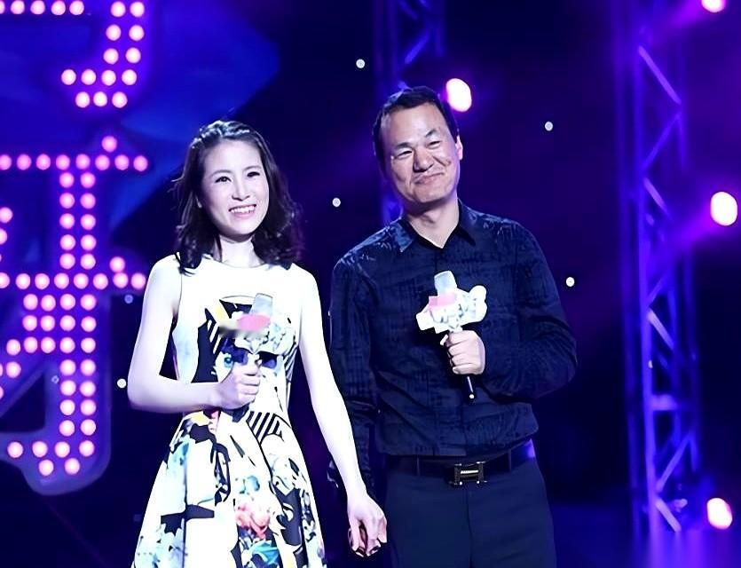 “我等了你八年！从毛头小子等到快四十！”男人在医院走廊里吼，脖子上青筋都爆起来