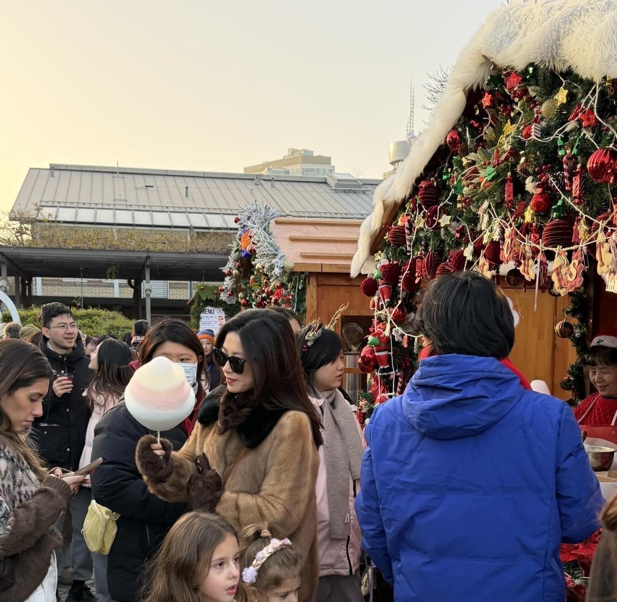 朱珠一家三口逛圣诞集市！穿10年中古皮草配10万爱马仕，老公绅士范十足女