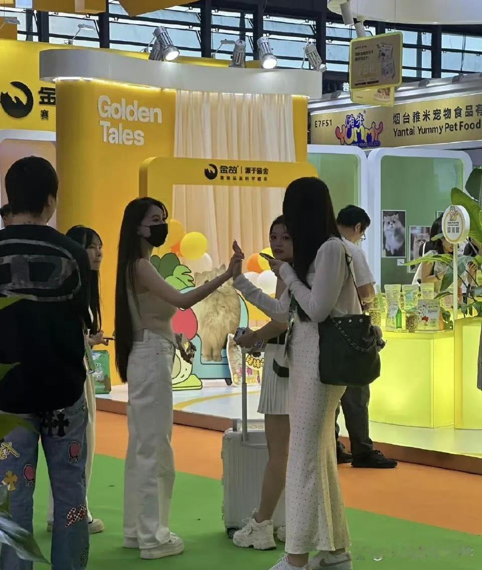 叶珂和朋友去看宠物展，一头长发柔顺飘逸，产后身体恢复得是真好，这一头及腰长发就给