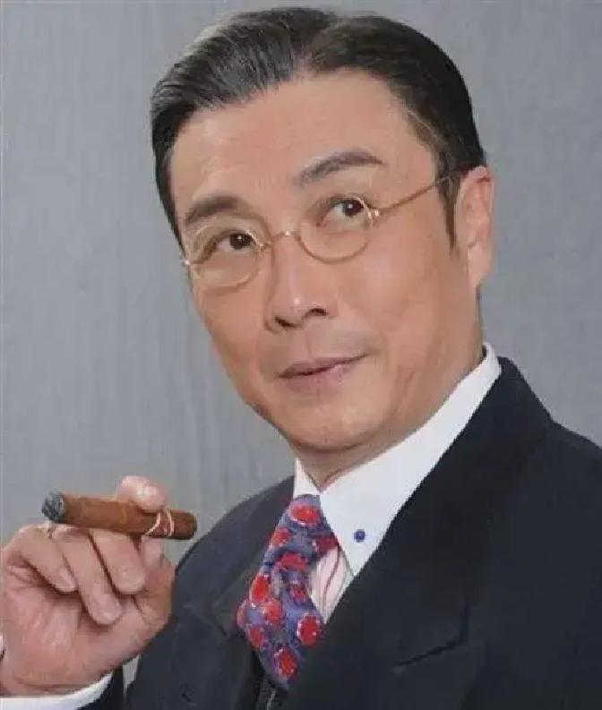 一次，43岁的刘松仁在飞机上，看上了小他20岁的泰国空姐，于是，就开始砸钱追求她