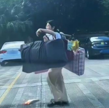 高考结束挑行李回家的女生找到了！她的家庭很普通，住在农村，班主任透露，她成绩在班
