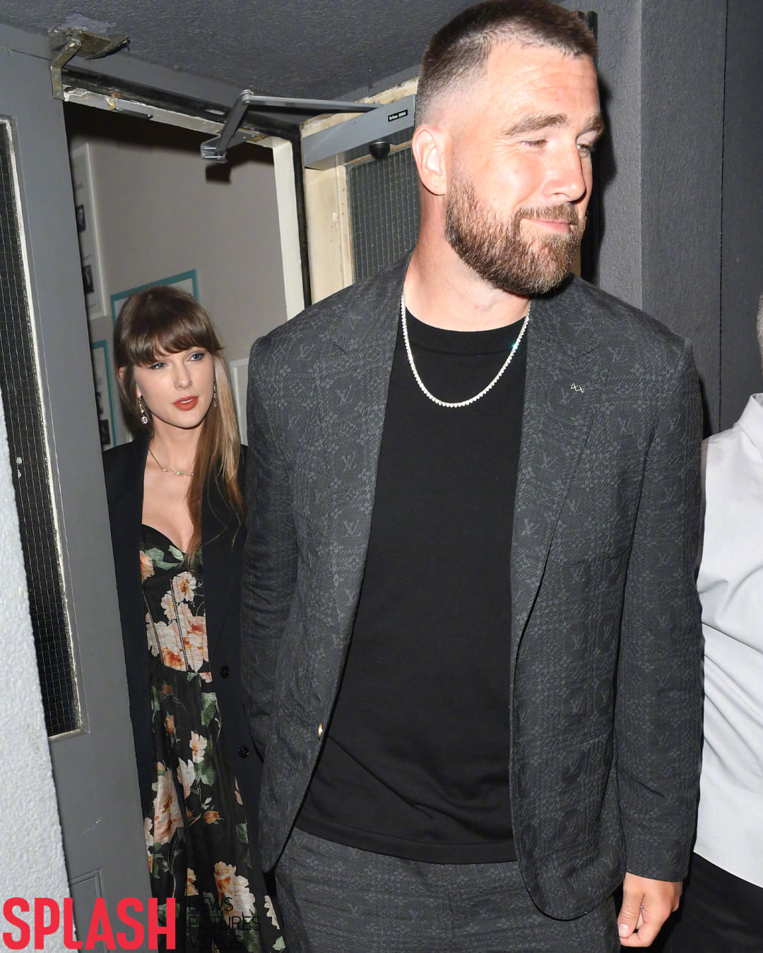 霉霉TaylorSwift与未婚夫特拉维斯·凯尔西在伦敦与罗伯特·帕丁森共