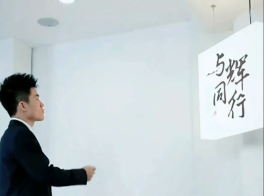 董宇辉破亿了中午吃饭闲聊同事们说昨天宇辉出圈三周年销售额破亿了我就好奇的