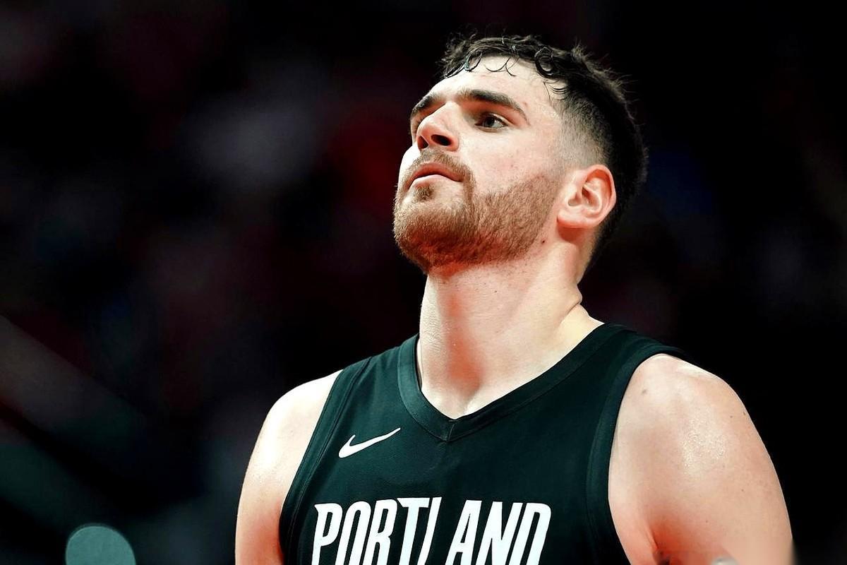 有时候机会这东西，真就跟天上掉馅饼似的，咣当一下，就砸你脸上了。开拓者主力中锋