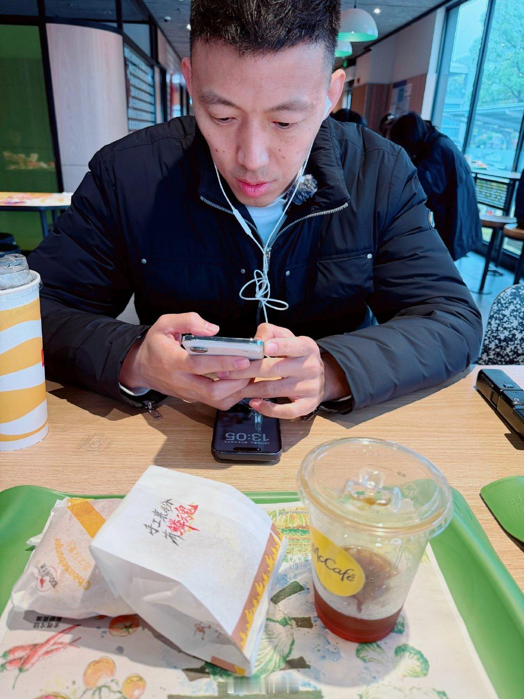 出门拍摄不知道吃啥的时候吃麦当劳是绝对不会出错的上海