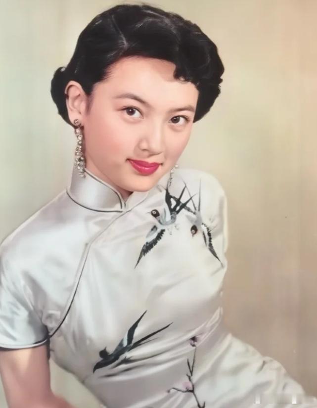 石慧女士（ShekHwei），原名孙慧丽。祖籍吴兴的她，1934年在南京出生，