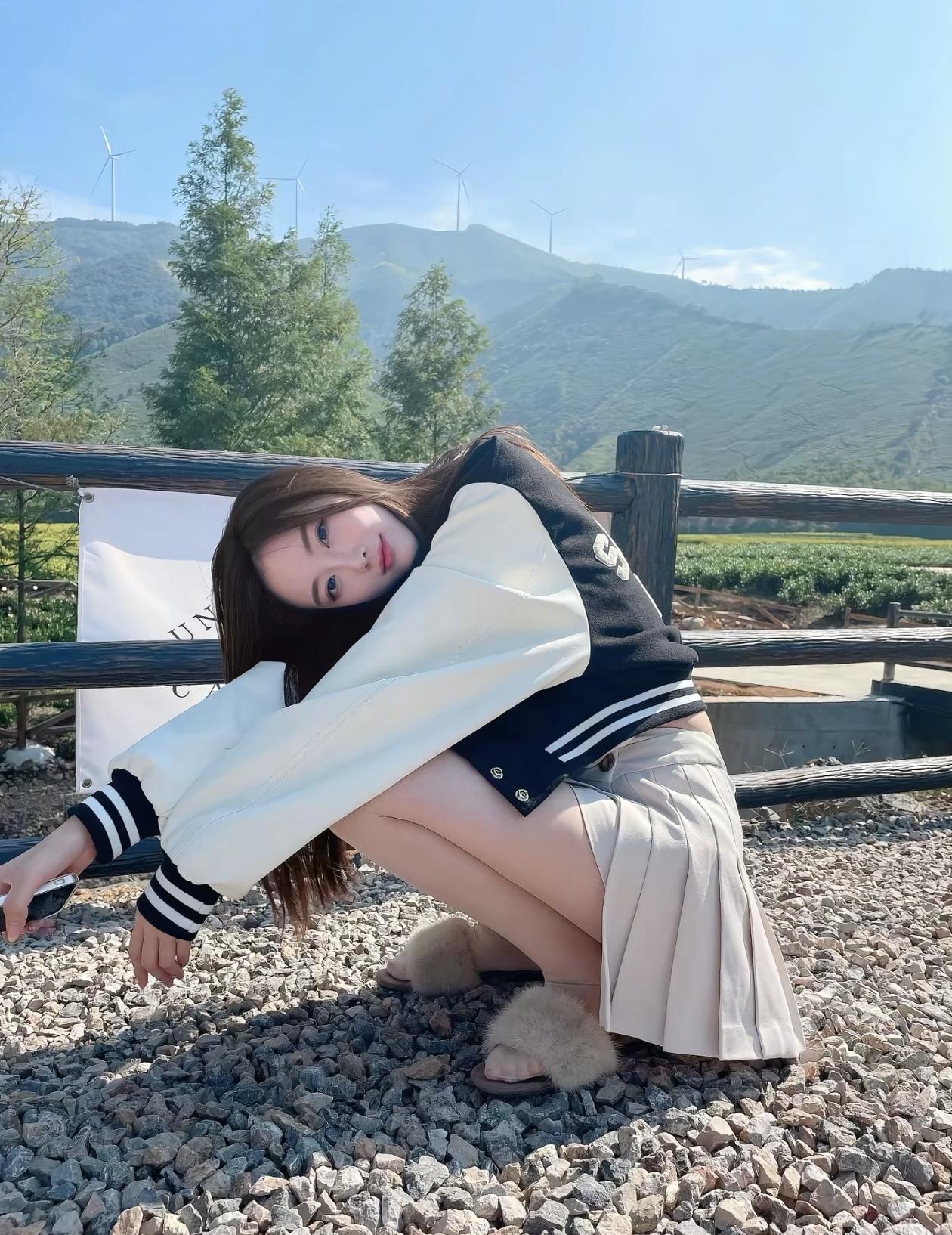 在山间小路，与风车相伴，少女甜美自拍