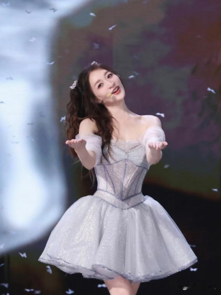 李小冉火不火我不敢说，但是她老公慌应该是真的，50岁穿着蓬蓬裙，扎着公主头发，