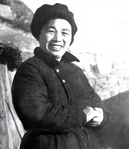 1939年，一个女人带儿子千里寻夫到延安，却发现丈夫已娶女将军，更崩溃的是，丈夫