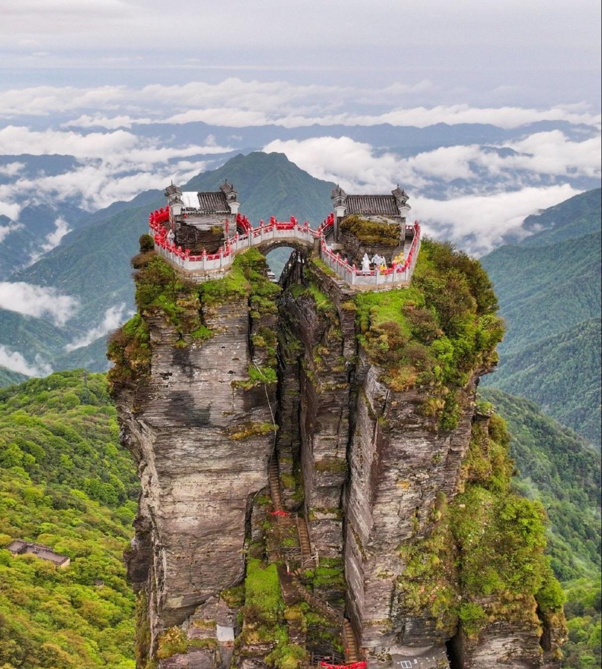 人间净土，云上仙山。黔东秘境，云海苍穹，梵净山屹立云端，是武陵山脉最圣洁的风骨