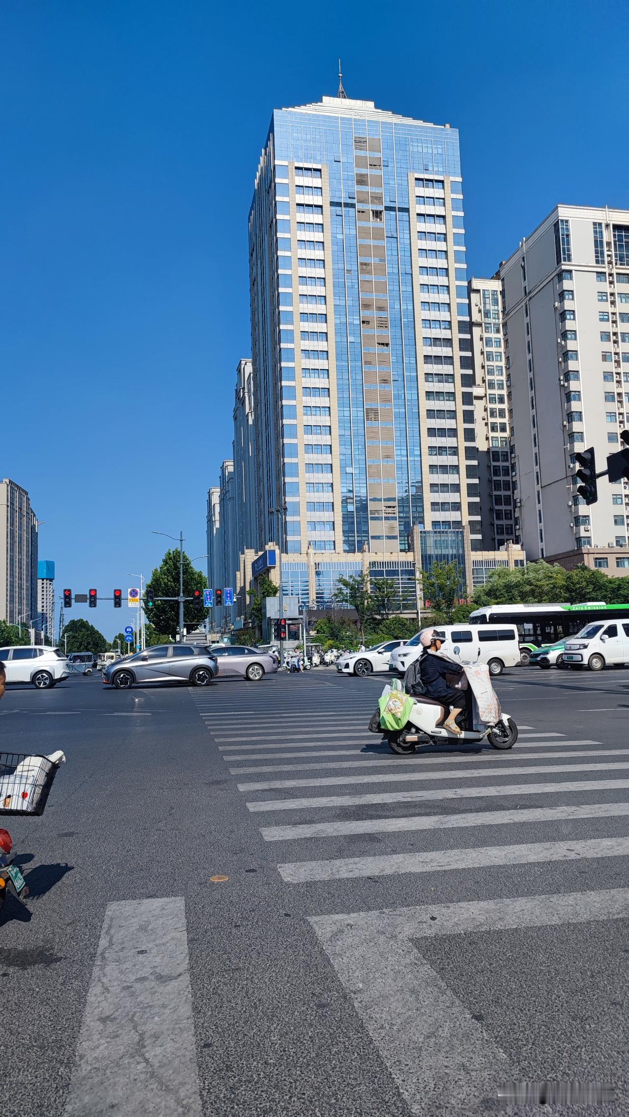 这样的人你遇到过吗？汽车维修店休息室，尽管有很多顾客，但非常安静，一个女的突然