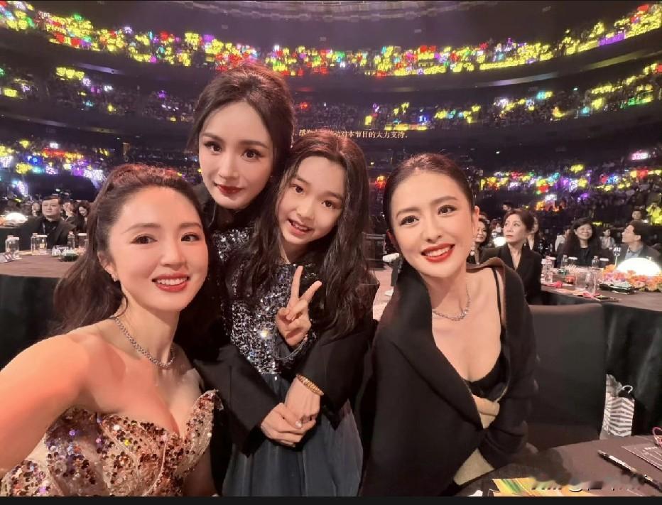 在《爱奇艺尖叫之夜》晚会中董璇佟丽娅和杨幂同框了，她们三个现实中守护者住在同一