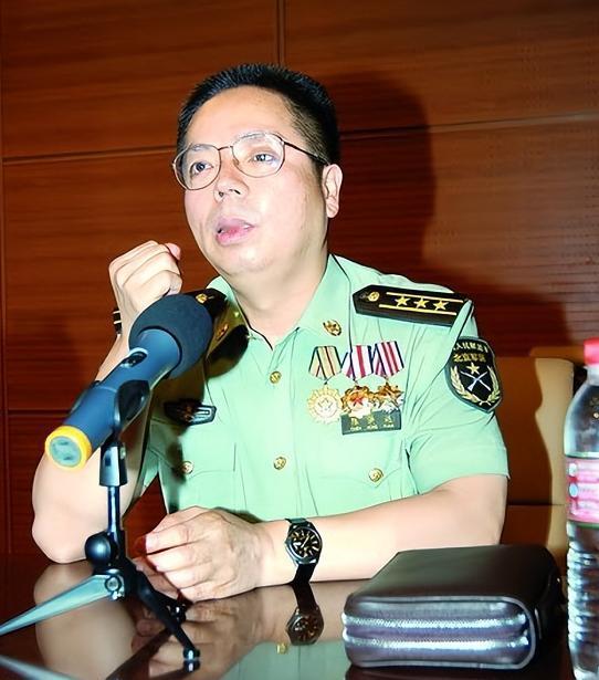 1984年，一22岁战士误闯入一个山洞，他发现里面竟都是女人，然而就在战士摸出手