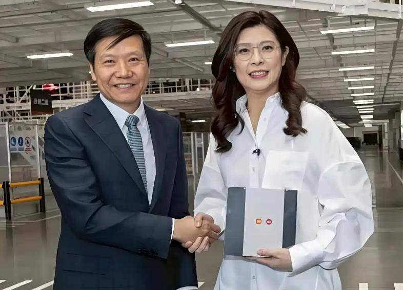 郑丽文说她此次大陆行最超乎预期的事情是见到雷军。谈到见到雷军，郑丽文显得非常