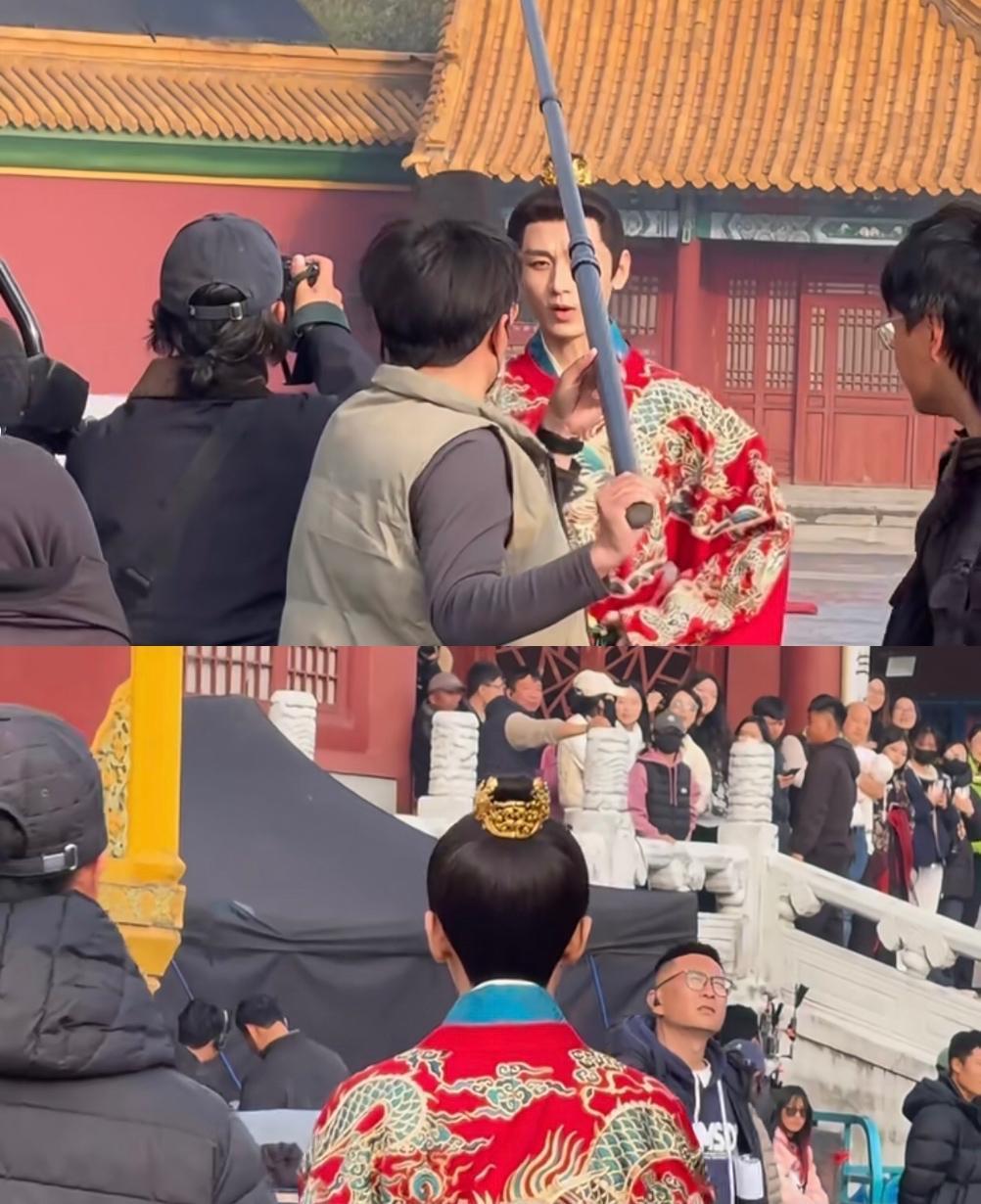 抓到成毅在拍戏，现场好多人粉丝和游客都站满了，演员真是有点功夫在身上，可以