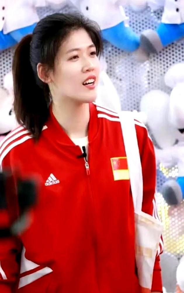 国际排联也坐不住了，用尖锐，敏锐和关键先生形容李盈莹。这份国际认证实至名归。