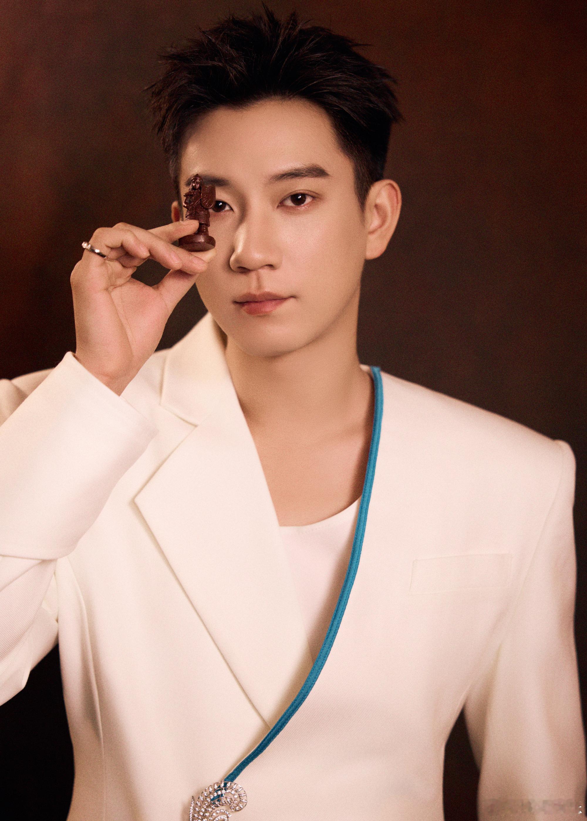 王子奇工作室否认恋情针对狗仔曝王子奇恋情一事，工作室发文否认：“几位朋友一起打台