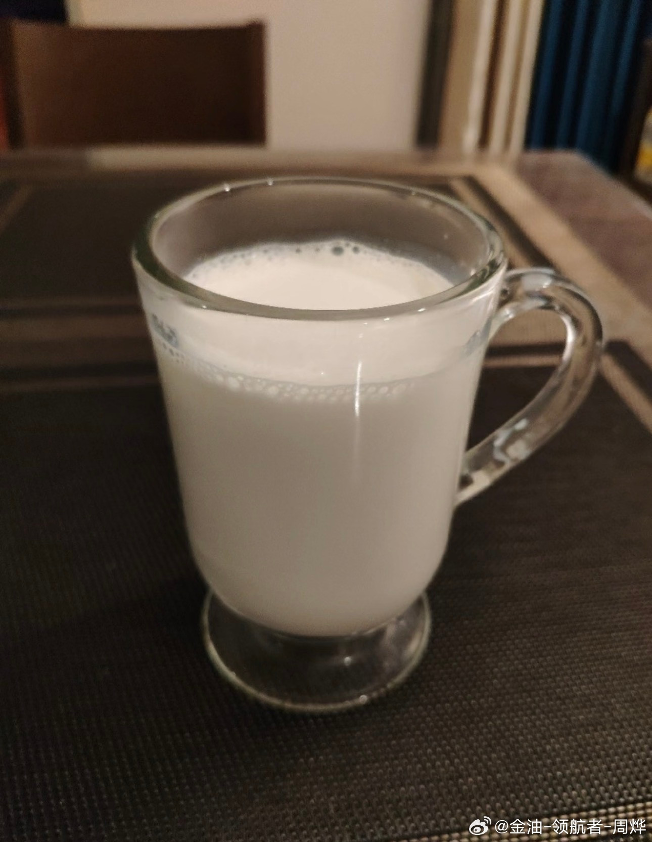 喝完这杯热牛奶，待会健身房练练黄金金油-领航者-周烨金价黄金