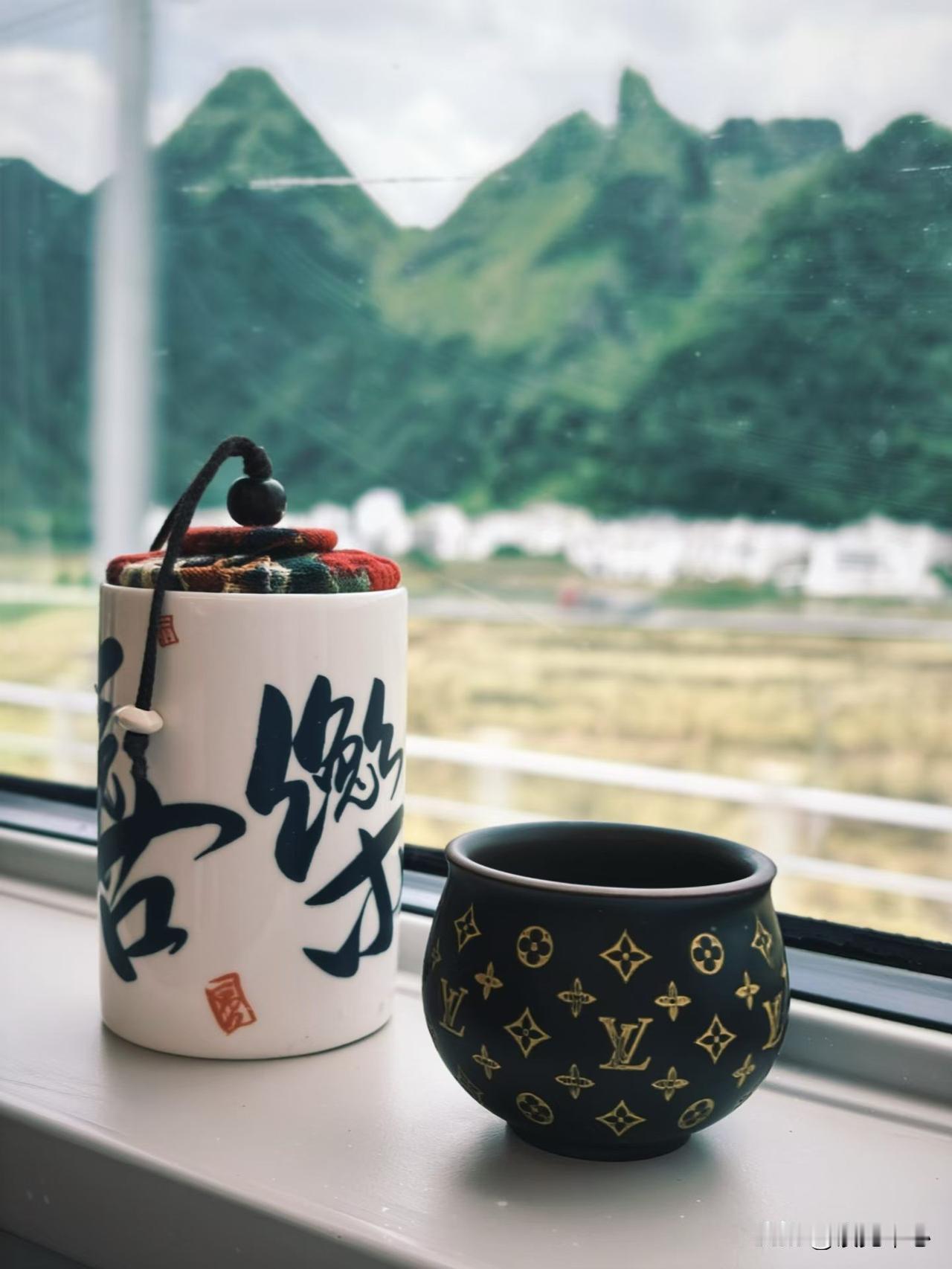 一位殡仪馆负责人感慨：“人生其实就是一场娱人的游戏，最主要的任务根本不是买房买