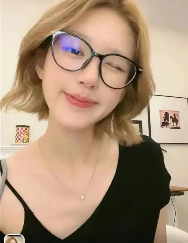 赵露思：这几天不让我和任何人联系（但是可以直播）不让我回家，不让我见朋友（