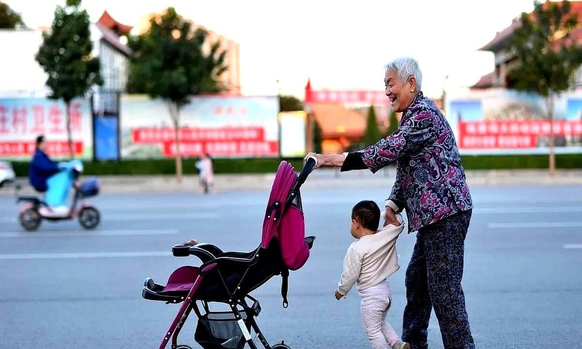 朋友去年喜添孙，想着儿媳妇一直住娘家孙子也不用自己带，主动每月给儿媳妇二千块钱，