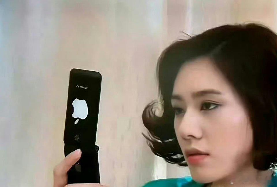 以前看《回家的诱惑》居然没发现，品如用的是山寨苹果手机，洪世贤家里的吊灯蜡烛是火