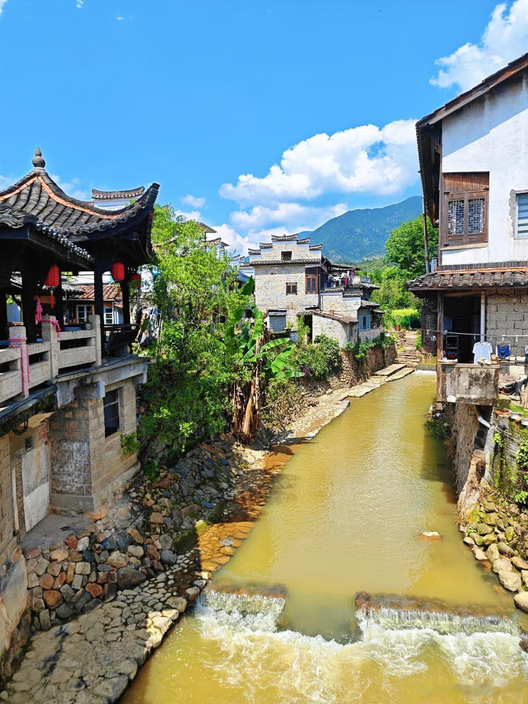 微博旅行ing户外游充电站这座叫江山的小城，把中国山水意境藏得刚刚好，抬头是层叠