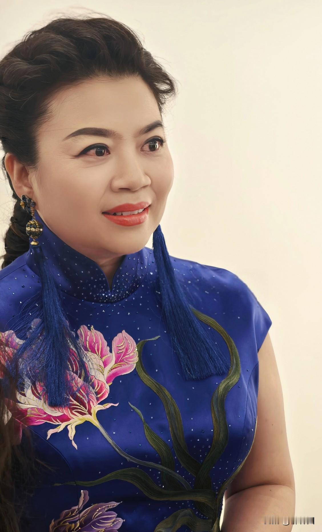 张也面相柔美又显善良，歌声甜美吐字清，一双大眼睛炯炯有神，越看越有韵味。皮肤