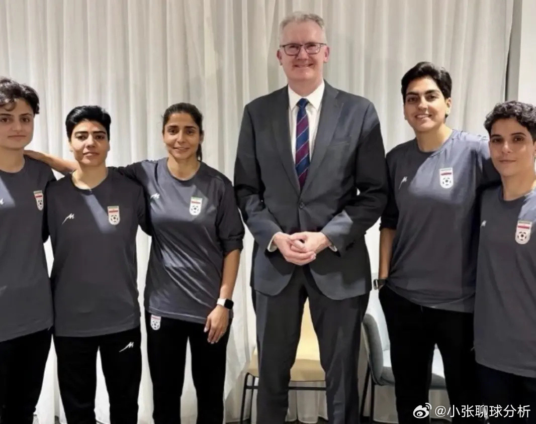 逃离球队！伊朗女足5队员公开亮相：手插裤兜微笑镜头前摘下头巾3月10日，私下逃