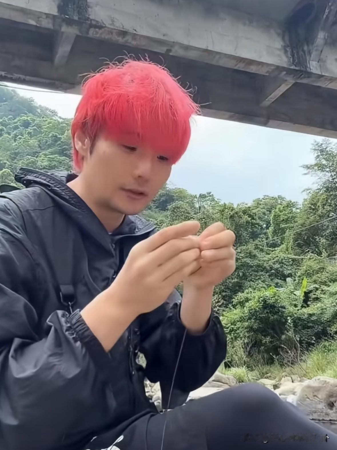 李荣浩这样的，在村里都娶不上媳妇儿。蓬头垢面的去河边钓鱼，引来了10多万名网