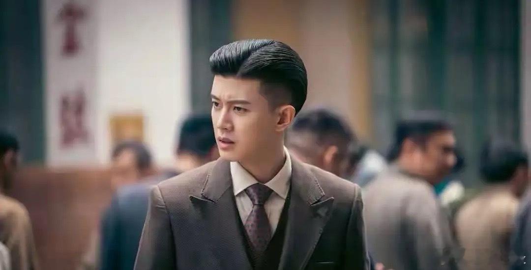 看《风与潮》才知道，何厚铧的父亲、何鸿燊的恩师，竟然是同一个传奇大佬——何贤！以