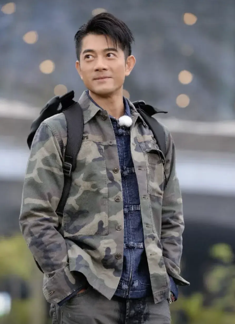 总感觉郭富城不是对劲，他都已经59岁了，头发变白，牙齿脱落，满脸皱纹，这老年人的