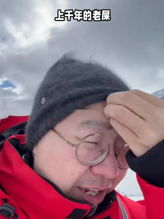 李诞站在南极大陆上，对着企鹅挥手再见：“这一生不会再见了！照顾好自己！”有点难以