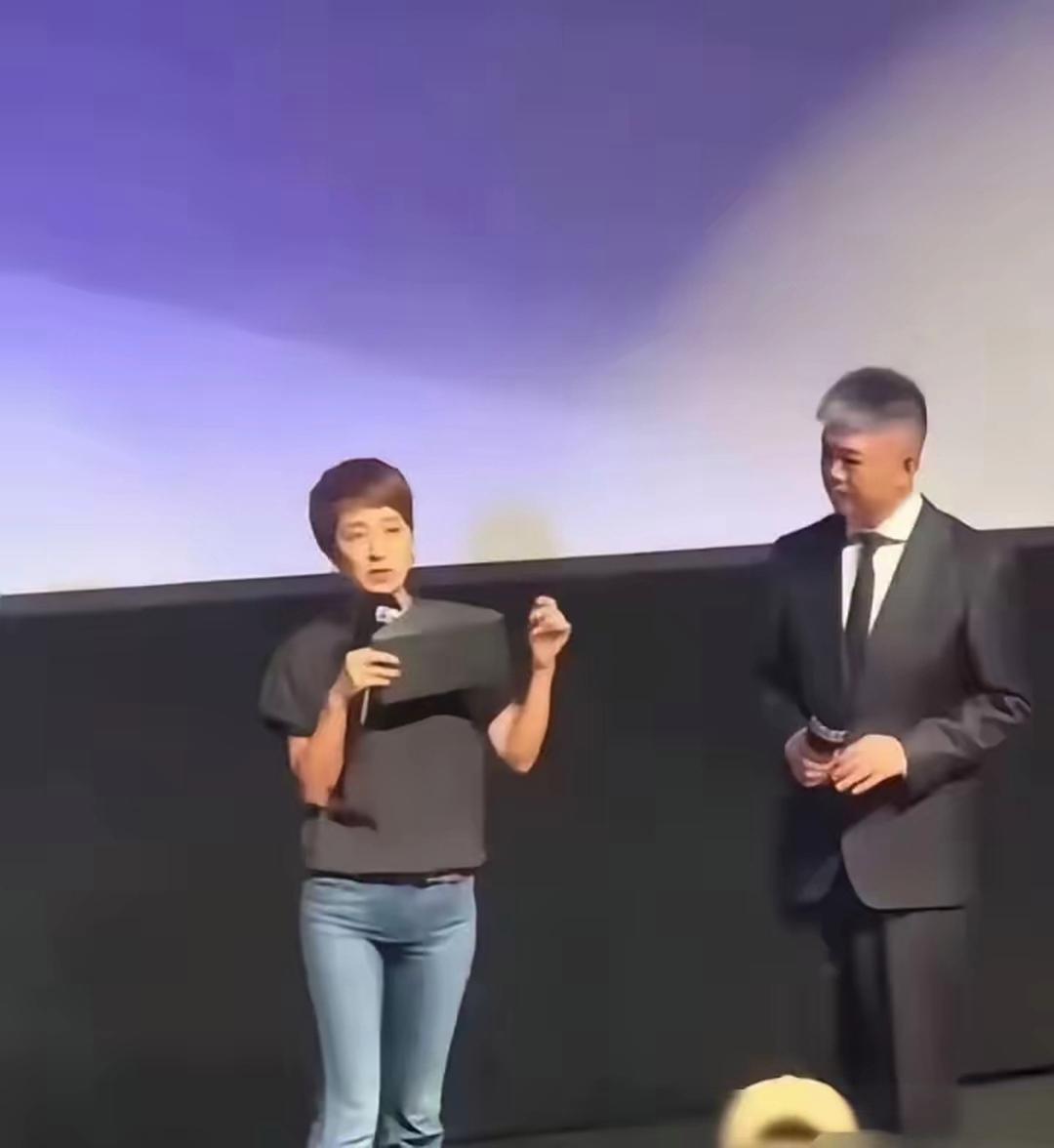 马伊琍这裤子越看越不对劲，是不是穿反了啊？