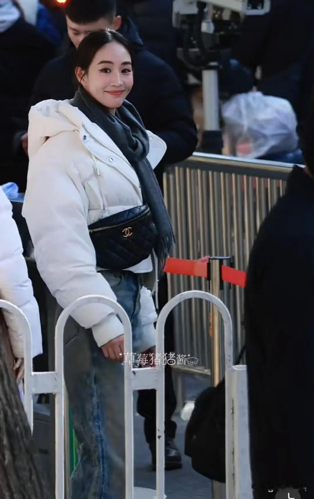 张钧甯这脸相好绝啊，典型的头包脸！她现身彩排春晚，穿着一件白色的羽绒服，搭配牛
