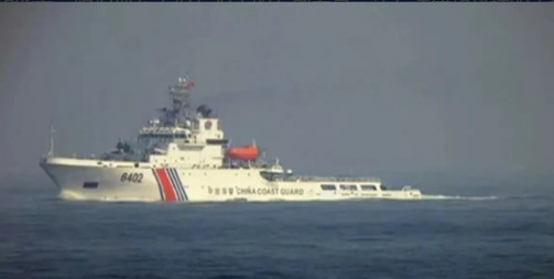 黄海发生激烈对峙！韩国海警船硬闯中方海域，妄图登上我渔业平台，结果下一刻彻底破防