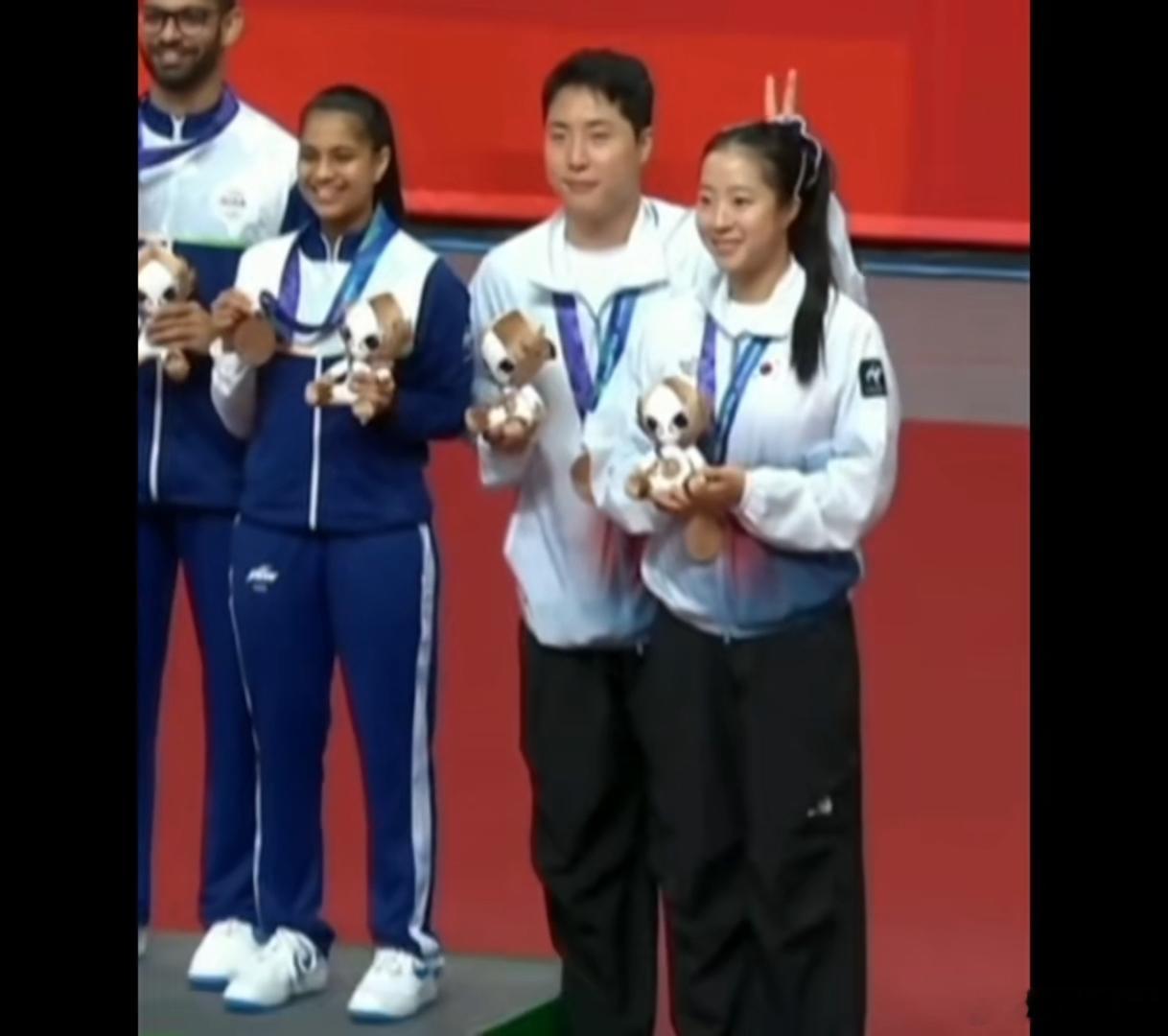 林钟勋比夺冠还开心申裕斌站在旁边一脸无奈又好笑，气氛轻松欢乐，连现场镜头都被这