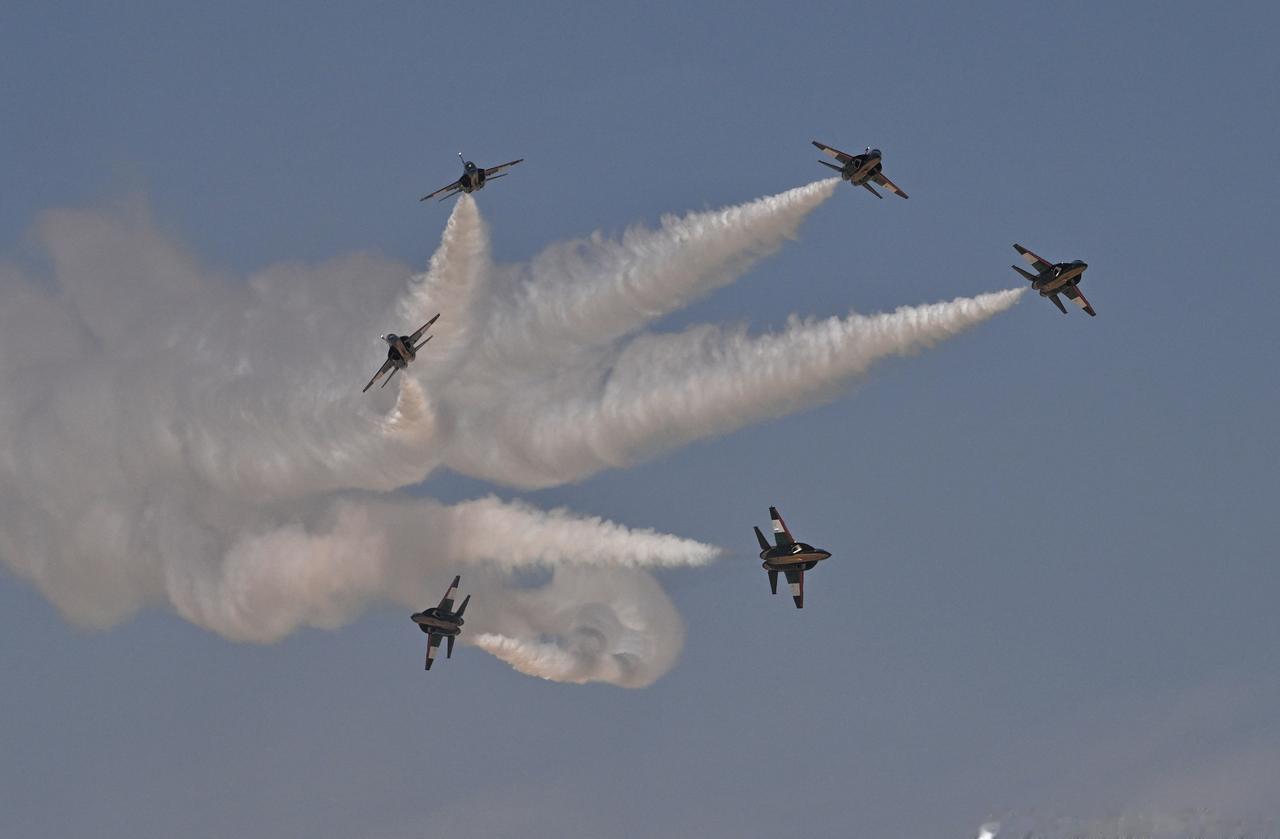 阿联酋骑士团表演队新座驾中国产L15，外观漂亮，涂装漂亮，飞的漂亮​