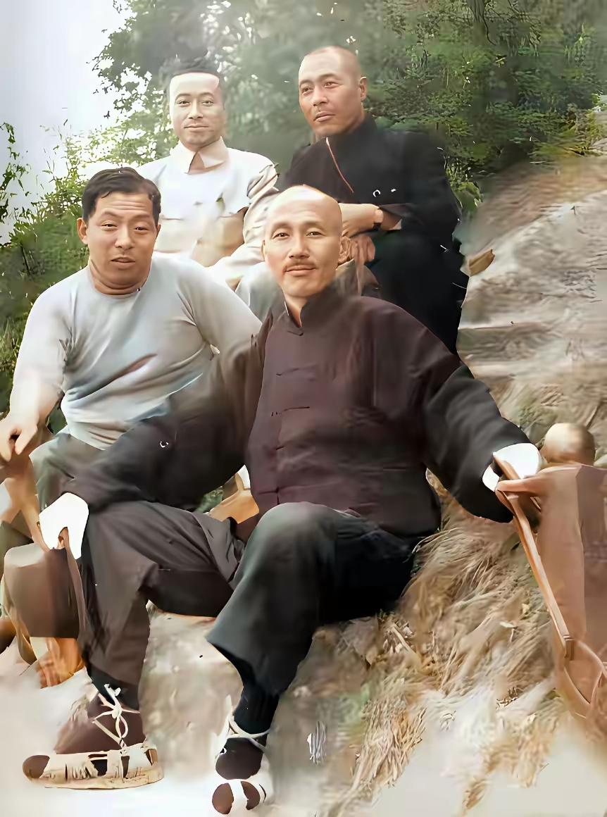 这是1936年10月26日，华山苍龙岭的合影（彩色修复版），距离西安事变爆发仅4