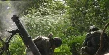 俄军在苏梅方向进攻受阻，被乌军反推，目前都在大规模的增兵使双方精锐尽出。近期苏