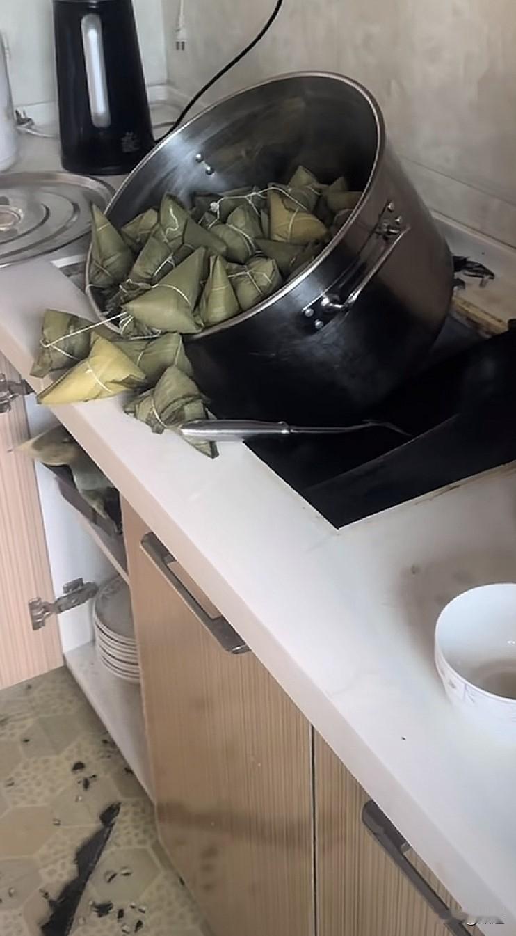 虽然这是个悲伤的故事，但是想想还是想笑。煮粽子可能是锅太重了，燃气灶塌了，压坏