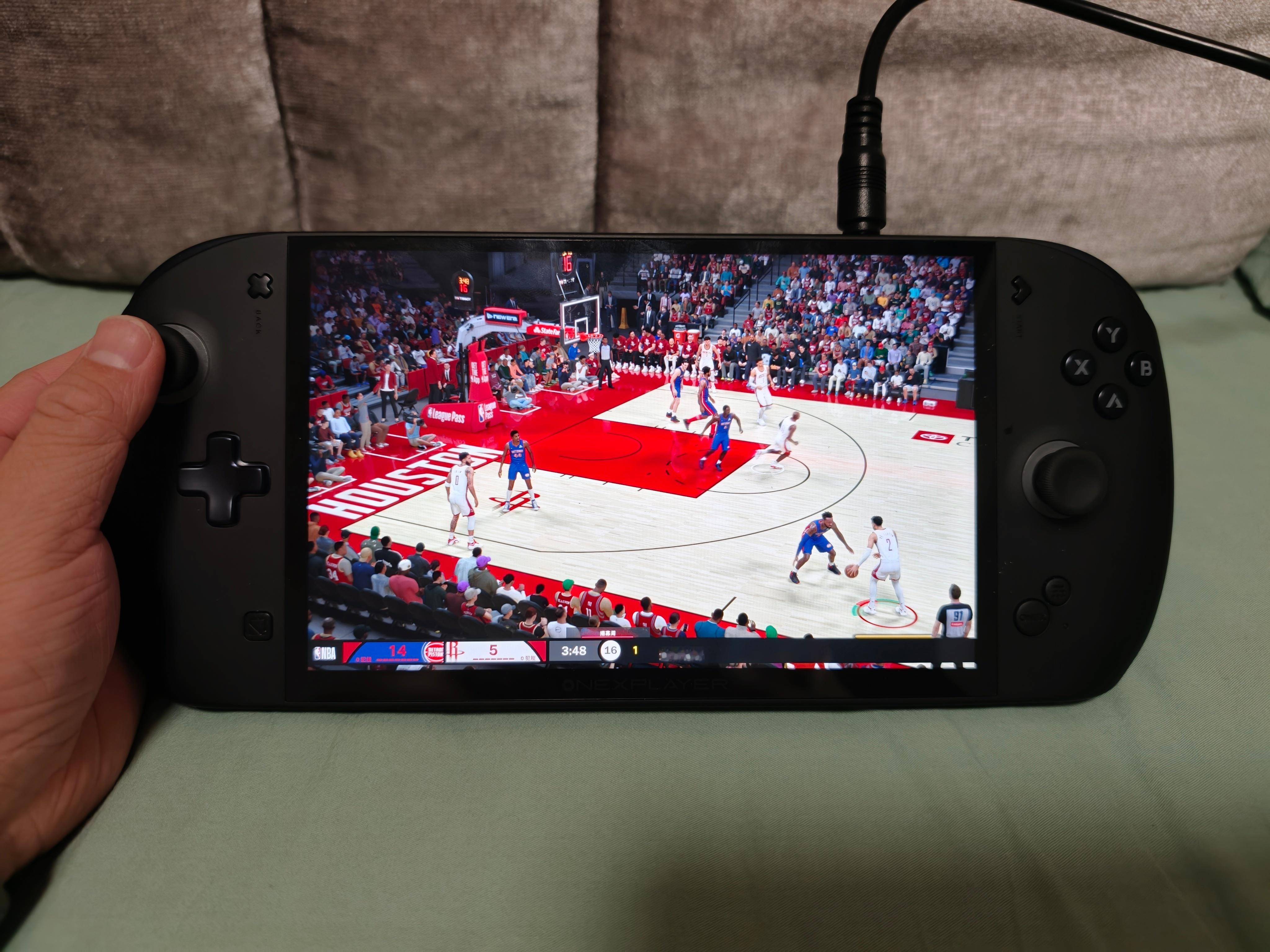 395掌机真的是天才设计老父亲哪有时间在桌子前玩PS5这是把PS5搬到了床上40